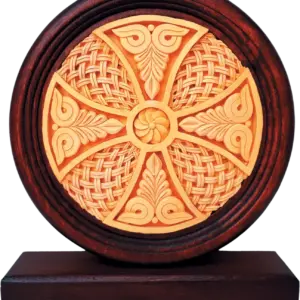 منحوتة صليب بزخرفة العقد السلتية